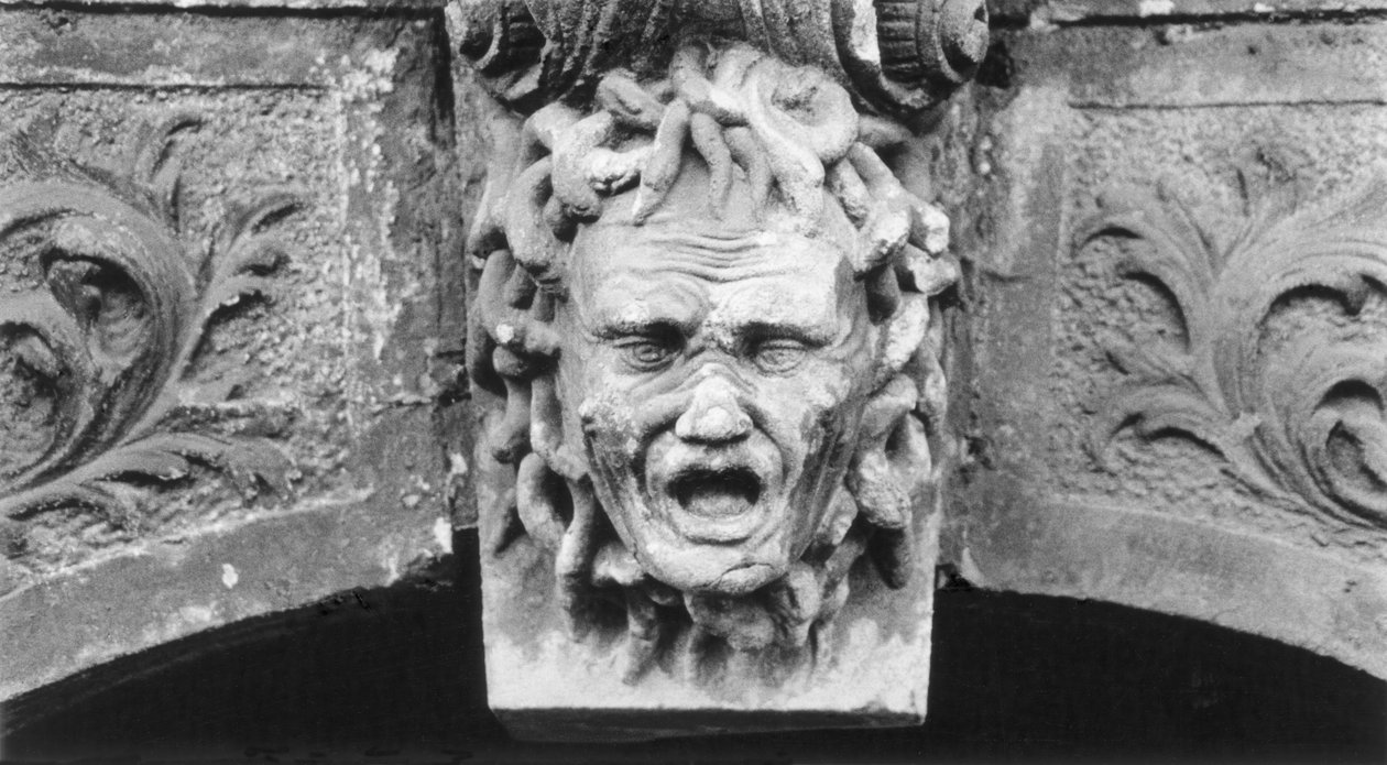 Skulptert hode, Hainewalde Castle, Sachsen, Tyskland av Simon Marsden