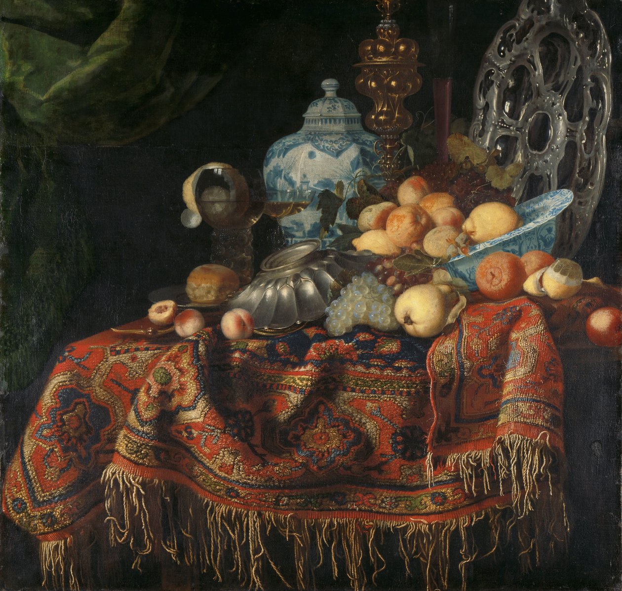 Stilleben med frukt, tallerkener og retter på et kalkunteppe av Simon Luttichuys (attributed to)