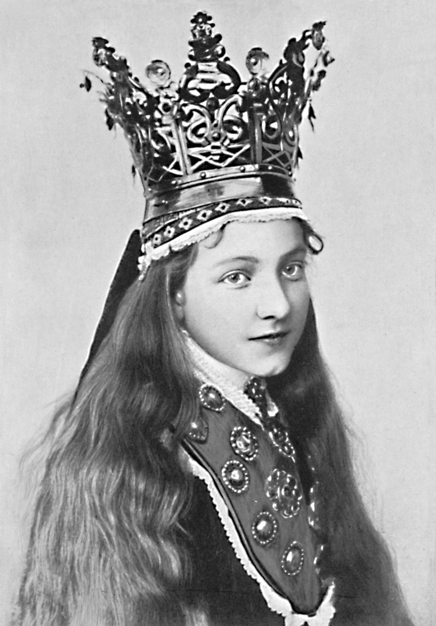 En norsk jente i ferieantrekk, 1912 av Solveig Lund