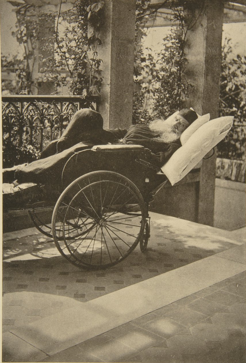 Den russiske forfatteren Leo Tolstoy kommer seg i Gaspra, Krim, Russland, 1902. av Sophia Andreevna Tolstaya