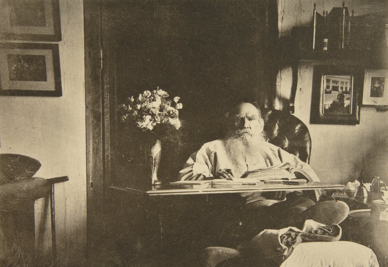 Den russiske forfatteren Leo Tolstoj med et dårlig ben, Russland, 1908 av Sophia Andreevna Tolstaya