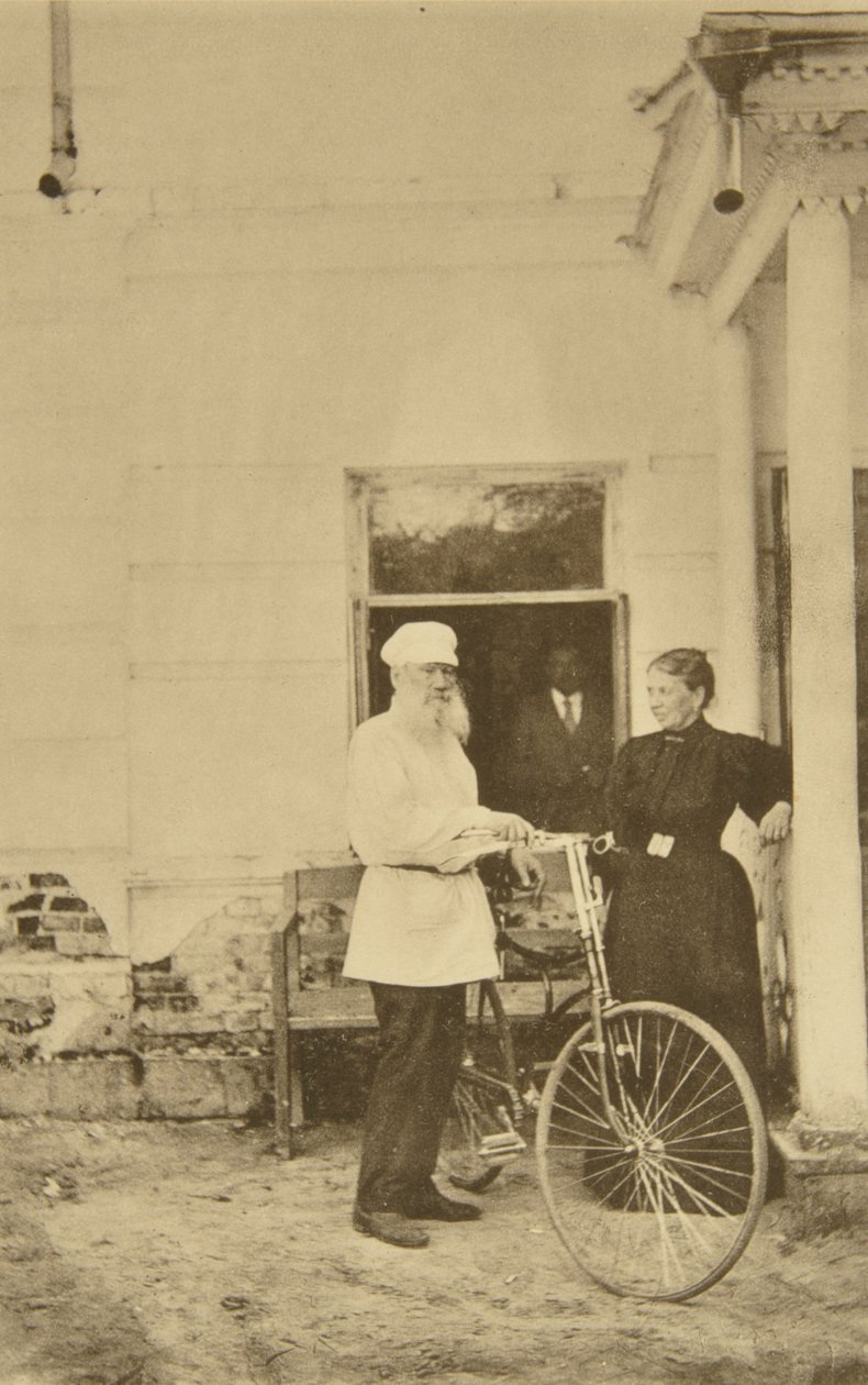 Den russiske forfatteren Leo Tolstoj med en sykkel, Russland, 1890-tallet av Sophia Andreevna Tolstaya