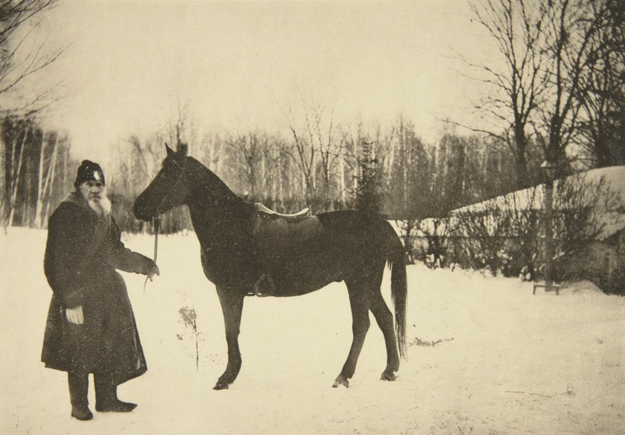Den russiske forfatteren Leo Tolstoy med en hest, Yasnaya Polyana, nær Tula, Russland, 1905. av Sophia Andreevna Tolstaya