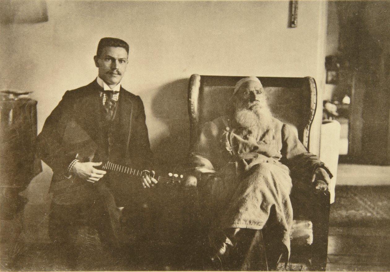 Den russiske forfatteren Leo Tolstoj med balalaika-spilleren Boris Troyanovsky, Russland, 1909 av Sophia Andreevna Tolstaya