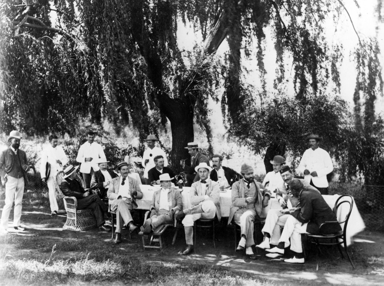 Engelske cricketspillere ved frokosten, Willow Grove, Johannesburg, ca. 1895 av South African Photographer