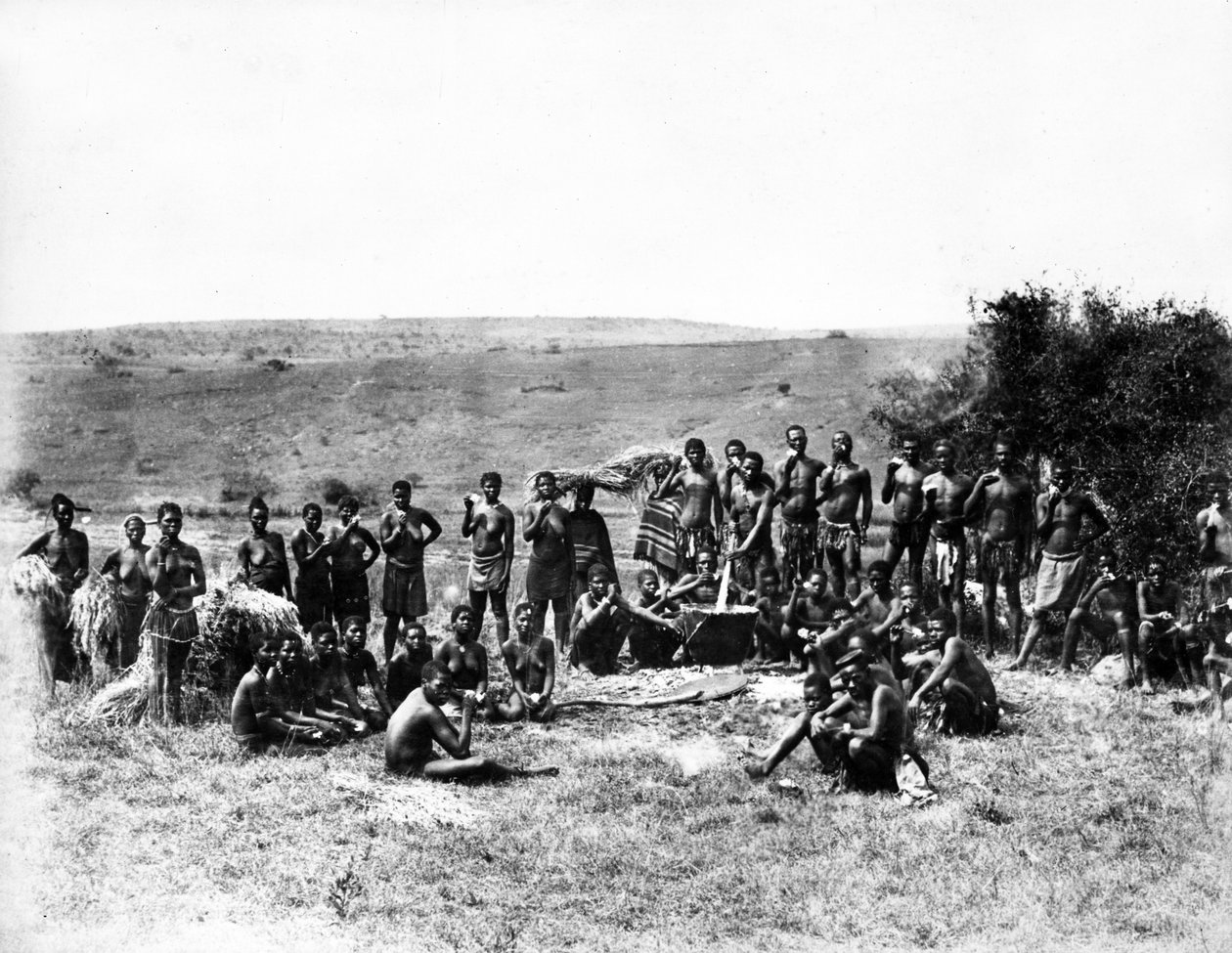 Gruppe av zuluer som har sitt skjul, ca. 1895 av South African Photographer