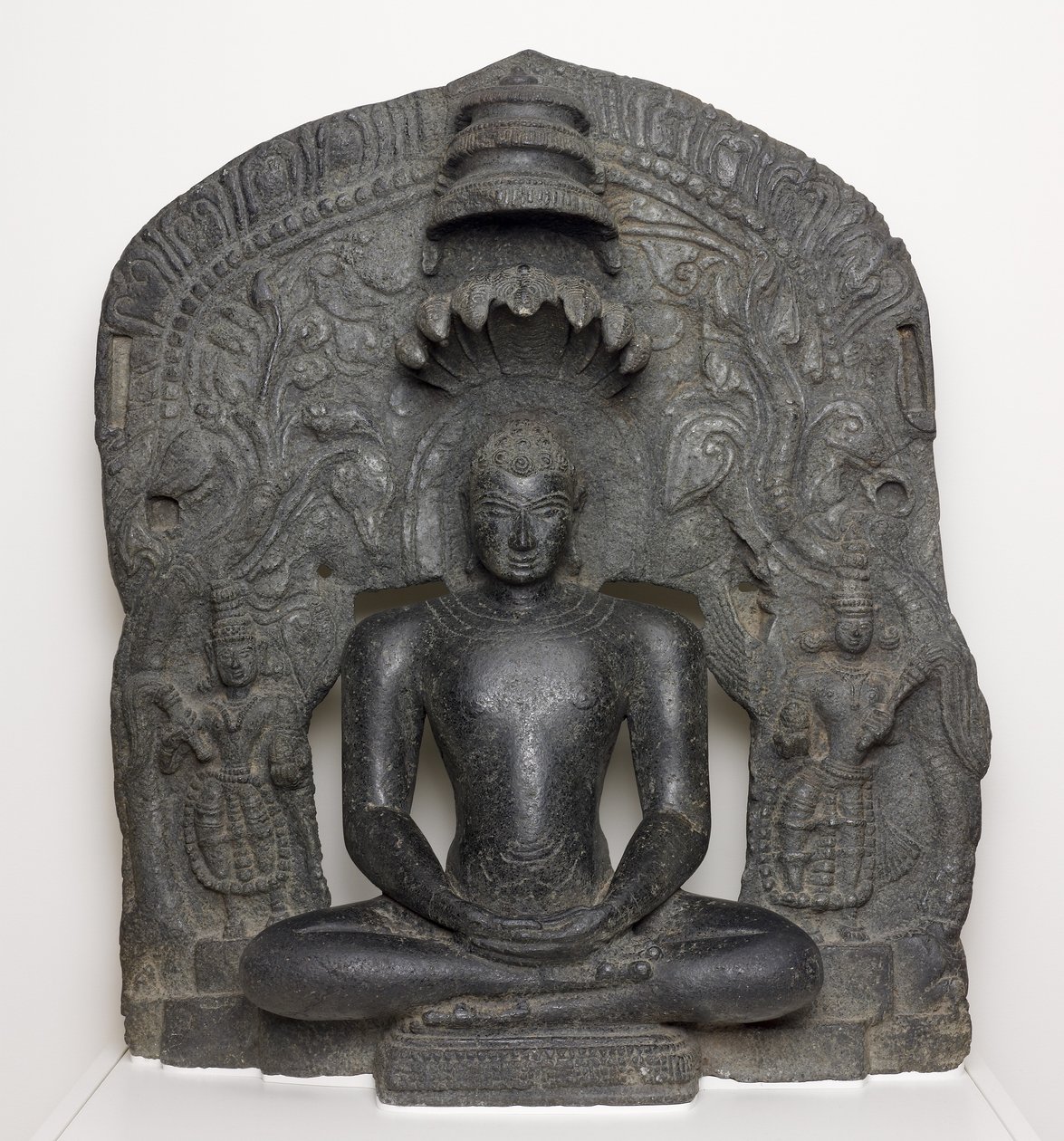 Jain Tirthankar Parshvanath med Serpent Hood sitter i meditasjon (Dhyamudra), fra Karnataka, India (Chlorite) av South Indian School