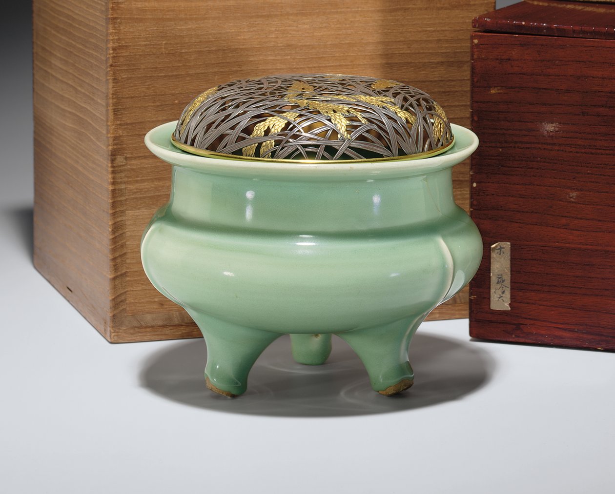 Stor Longquan celadon stativ røkelse med japansk pakkeforgylt metalldeksel (keramikk) (se også 349496) av Southern Song Dynasty Chinese School