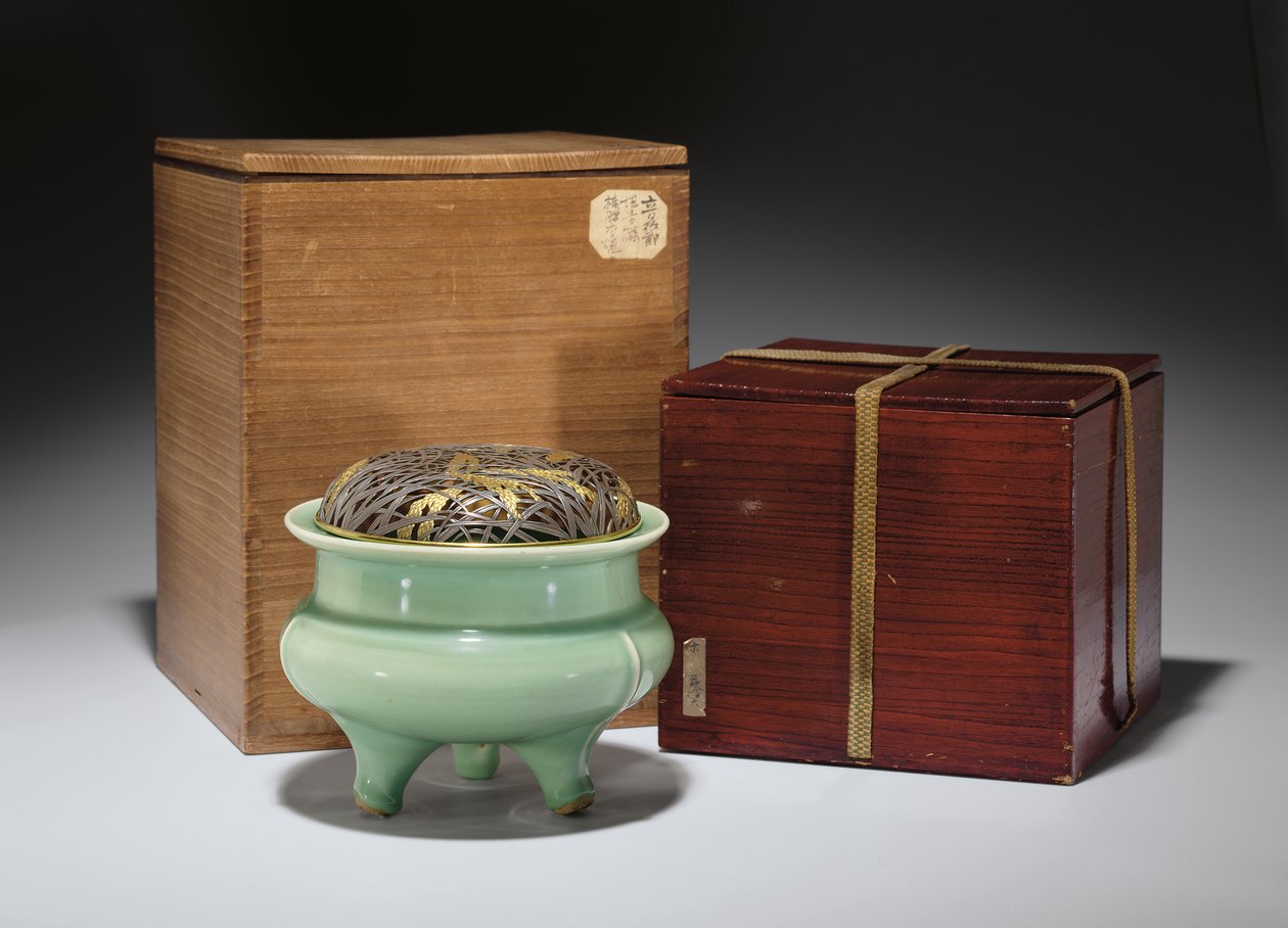 Stor Longquan celadon stativ røkelse med japansk pakkeforgylt metalldeksel (keramikk) (se også 349486) av Southern Song Dynasty Chinese School