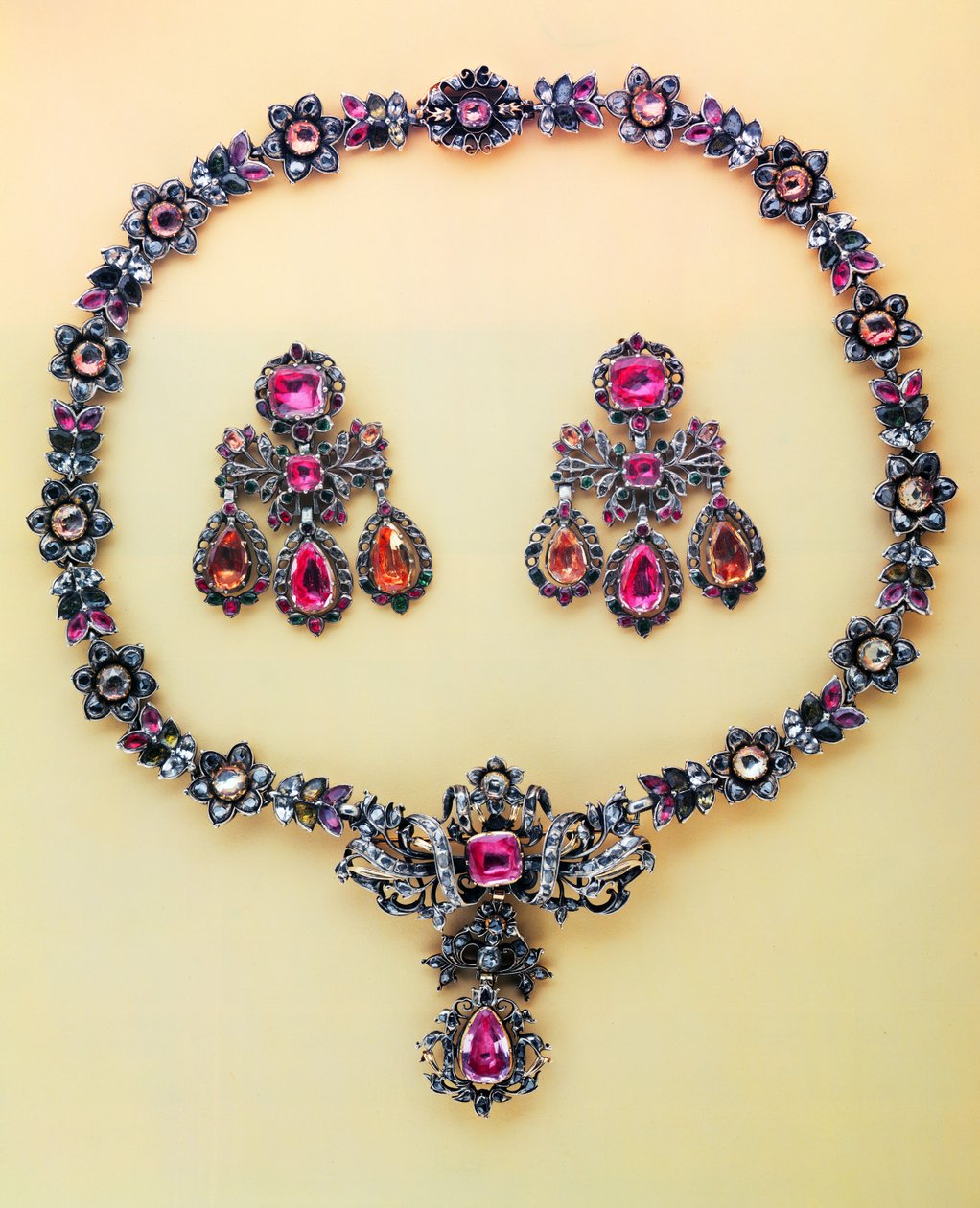Halskjede av forskjellige fargede topaser og rosediamanter, spansk, 1700-tallet (topas og rosediamant) av Spanish School