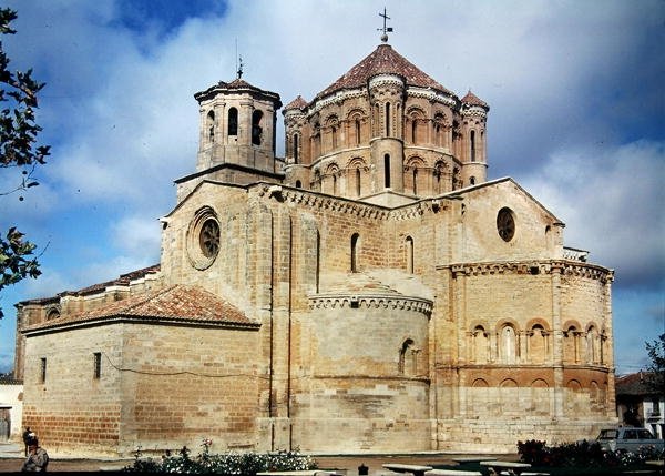 Utsikt over Colegiata av Santa Maria la Mayor, bygget fra ca. 1160 av Spanish School