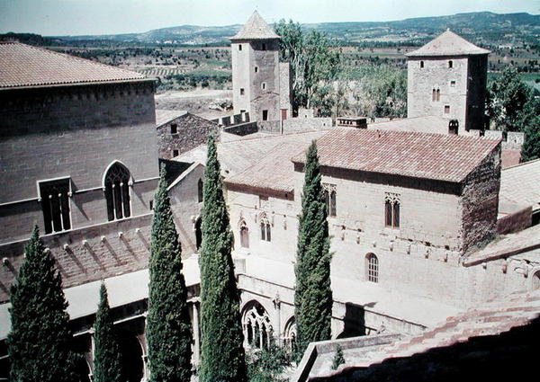 Utsikt over klosteret Santa Maria de Poblet, grunnlagt i 1149 og restaurert i 1940 av Spanish School