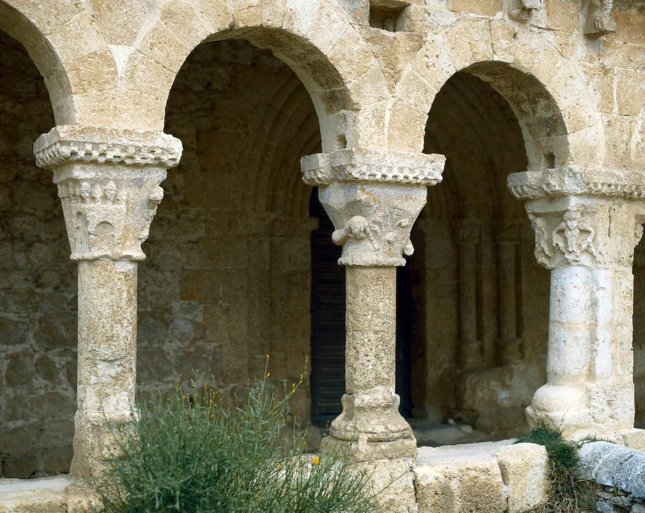Atriets arkader, St. Michael-kirken, San Esteban de Gormaz, Spania, arkitektur fra det 11.-12. århundre (bilde) av Spanish School