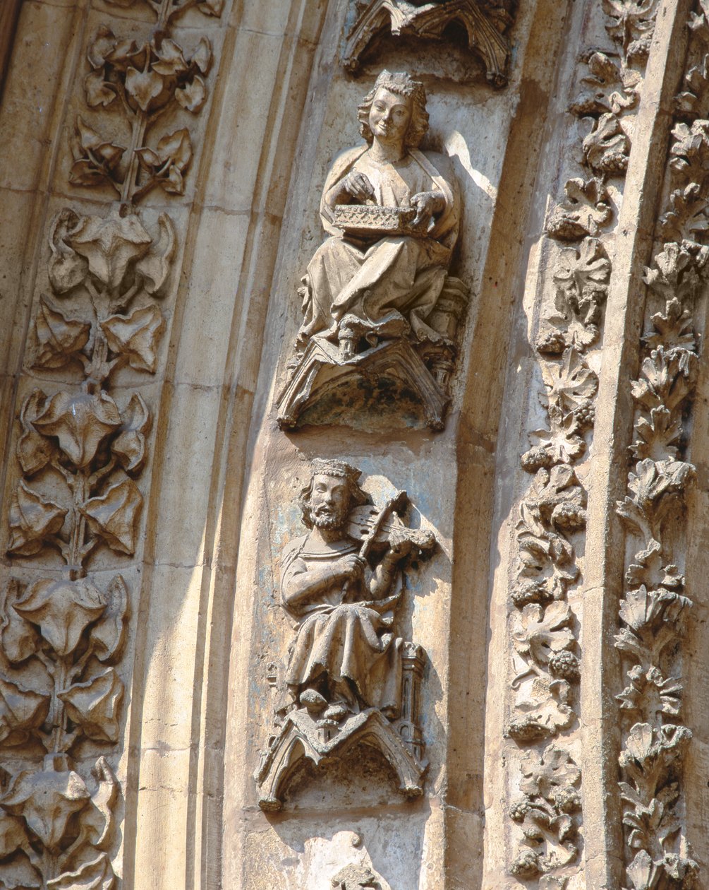 Archivolt av den sentrale portalen til vestfasaden, detalj av en fiolinist og en siterspiller, ca. 1350-1400 (høy relieff) av Spanish School