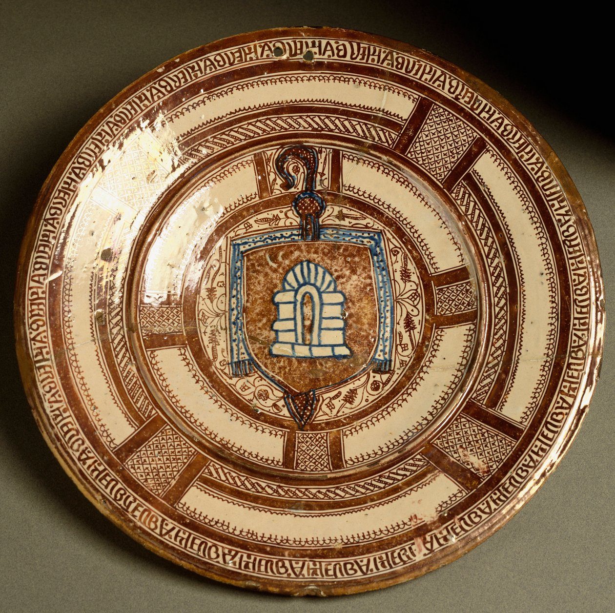 Blazon av abbeden av Poblet, cistersisk kloster i Catalonia. Keramisk plate produsert nær Valencia, Spania. Firenze fra 1500-tallet, Museo Nazionale del Bargello av Spanish School