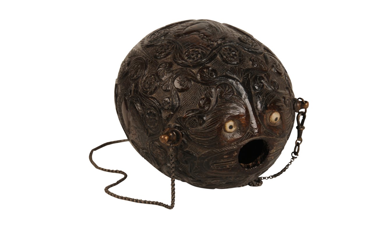 Utskåret kokosnøttpulverkolbe bugbear, spansk kolonial, ca. 1800 (kokosnøtt) av Spanish School