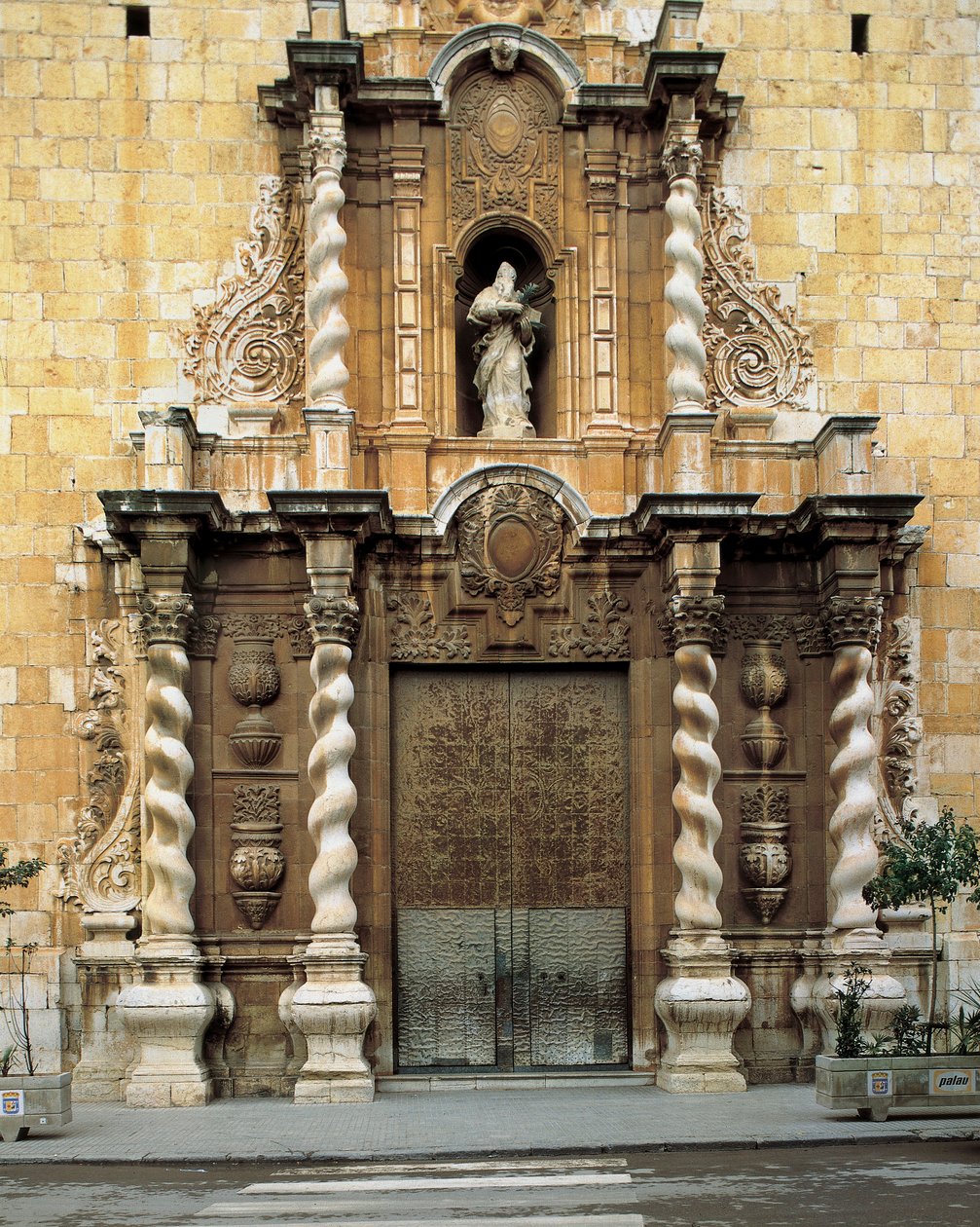 Detalj av fasaden til kirken San Bartolome, Benicarlo, Spania, bygget på 1700-tallet (bilde) av Spanish School