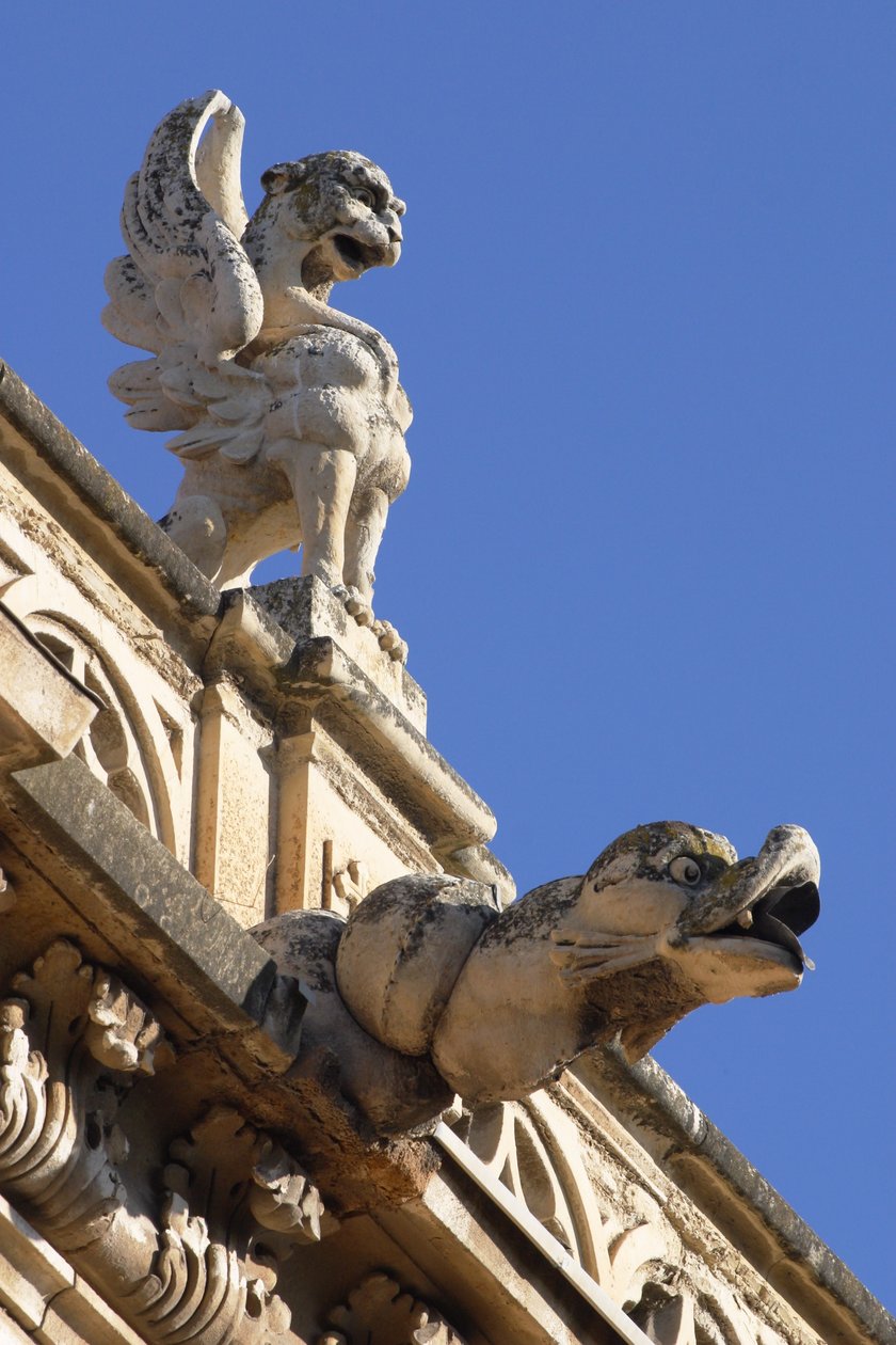 Gargoyle og acroteria, detalj fra utsiden av Spanish School