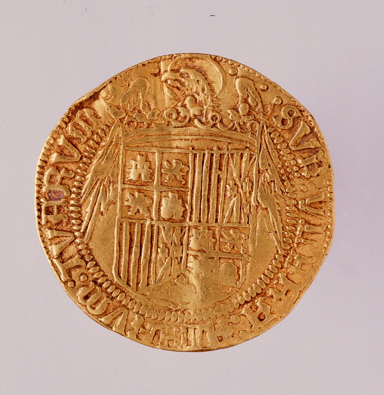 Gullmynt fra Spania: regjeringstid av katolikker, kong Ferdinand og Isabella (Ferdinand II av Aragon og Isabella I av Castilla). 1474-1516 Diam. 2,7 cm Napoli, museo archeologico av Spanish School