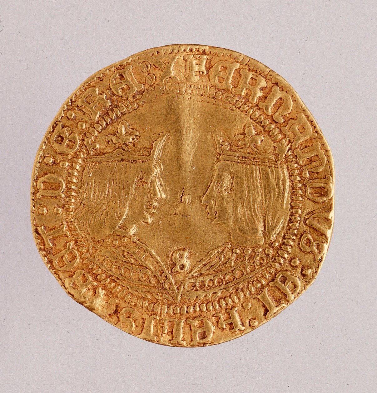 Gullmynt fra Spania: regjeringstid av katolske konger Ferdinando og Isabella (Ferdinand II av Aragon og Isabella I av Castilla). 1474-1516 Diam. 2,7 cm Napoli, museo archeologico av Spanish School
