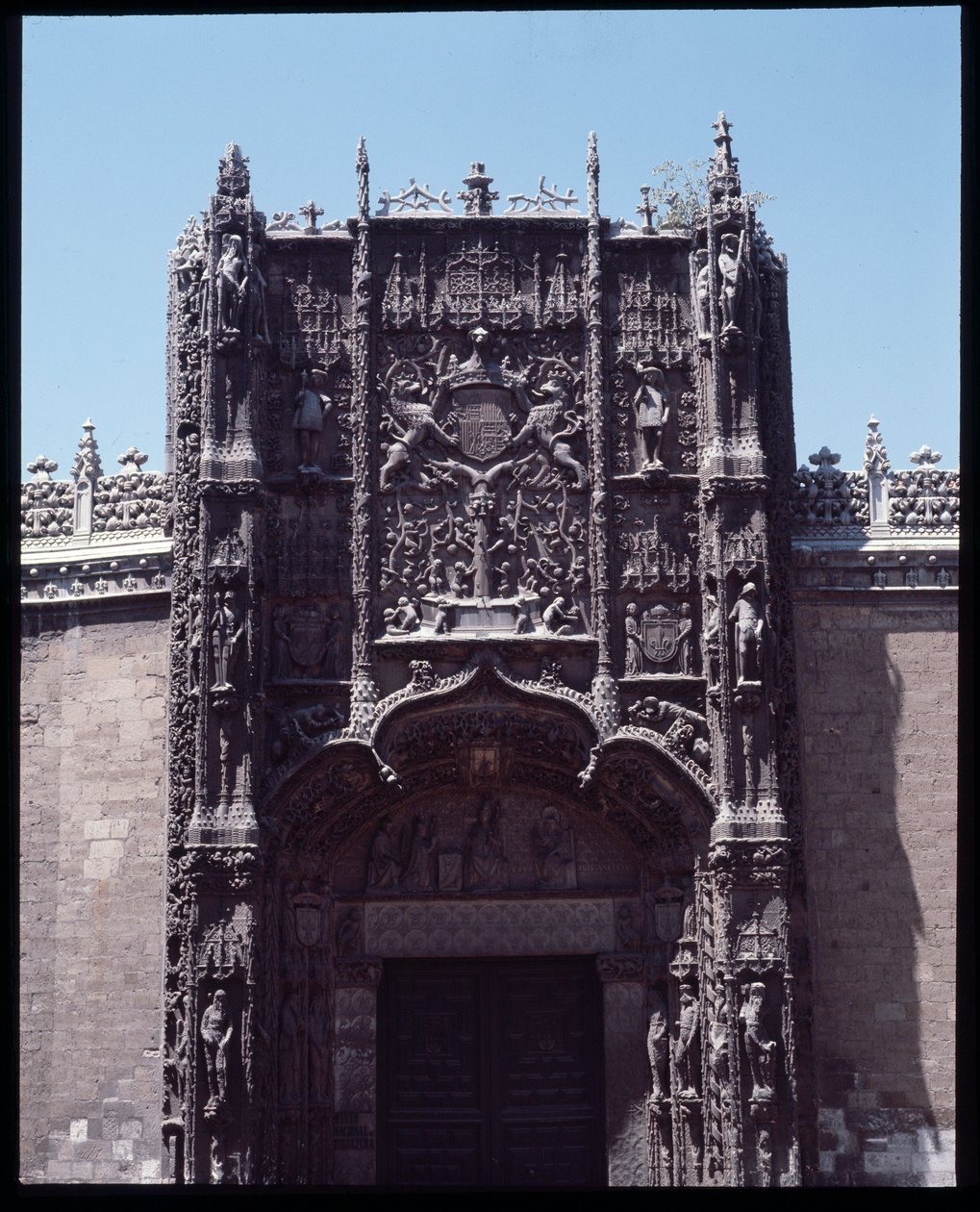 Gotisk kunst Isabelin: Fasade til College of St. Gregory (St. Gregory) 1488-1496 Valladolid, Spania (Gotisk kunst: Utsikt over fasaden til College of St. Gregory (St. Gregory) Valladolid Spania av Spanish School