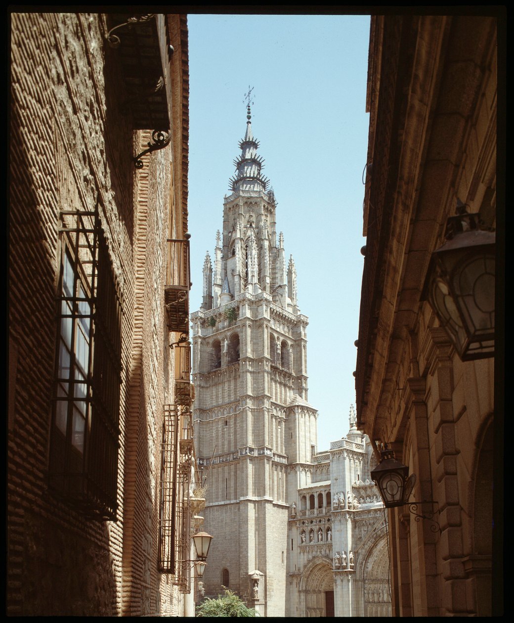 Gotisk kunst: utsikt over Cathedrale Sainte Marie (Saint Mary) 1200-1500-tallet Toledo, Spania (Utsikt over klokketårnet til katedralen St Mary av Spanish School