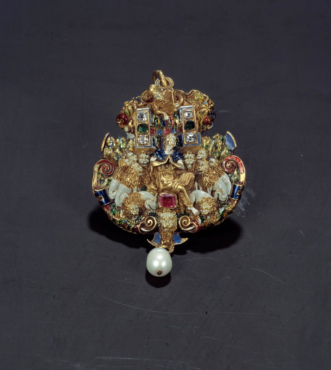 Smykker: diamantanheng, emalje på gullrundt, smaragd og perle som representerer Daniel i løvegropen. 1550-1600. Fra Spania. Paris, Louvre-museet av Spanish School