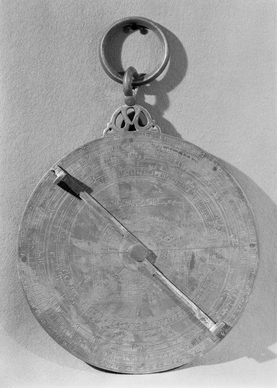 Baksiden av en maurisk astrolabium, fra Cordoba, 1054 (metall) av Spanish School
