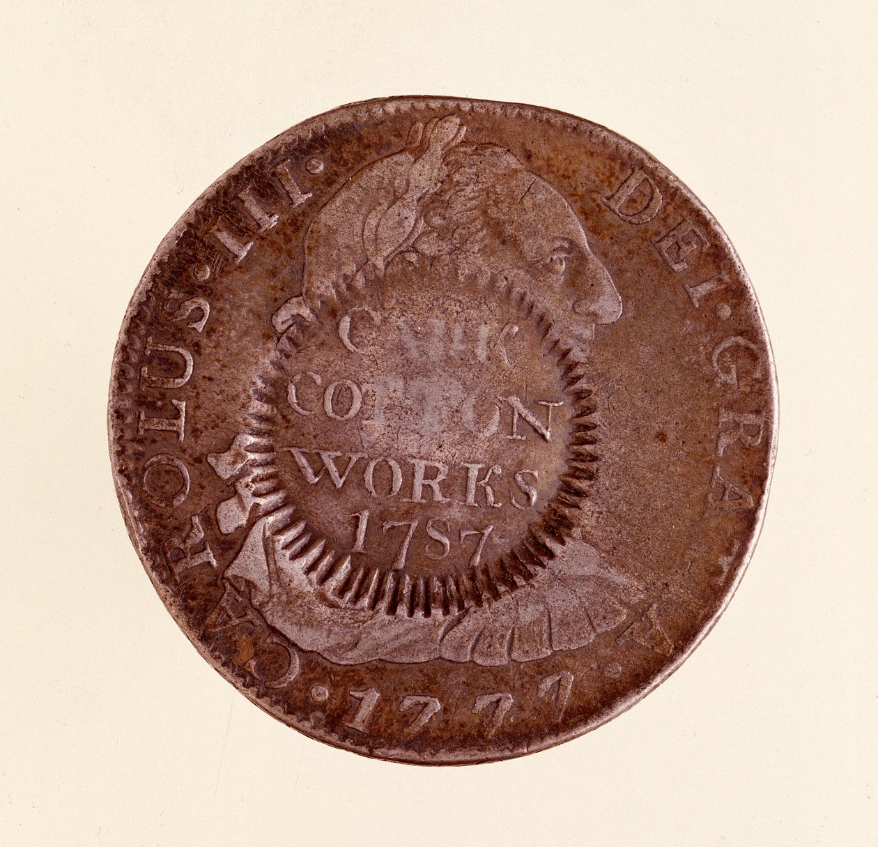 Sølvmynt (8 realer) fra Spania: Karl IIIs regjeringstid (1759-1788). 1777 med motmerke av 1787. Diam. 3,9 cm Napoli, museo archeologico av Spanish School