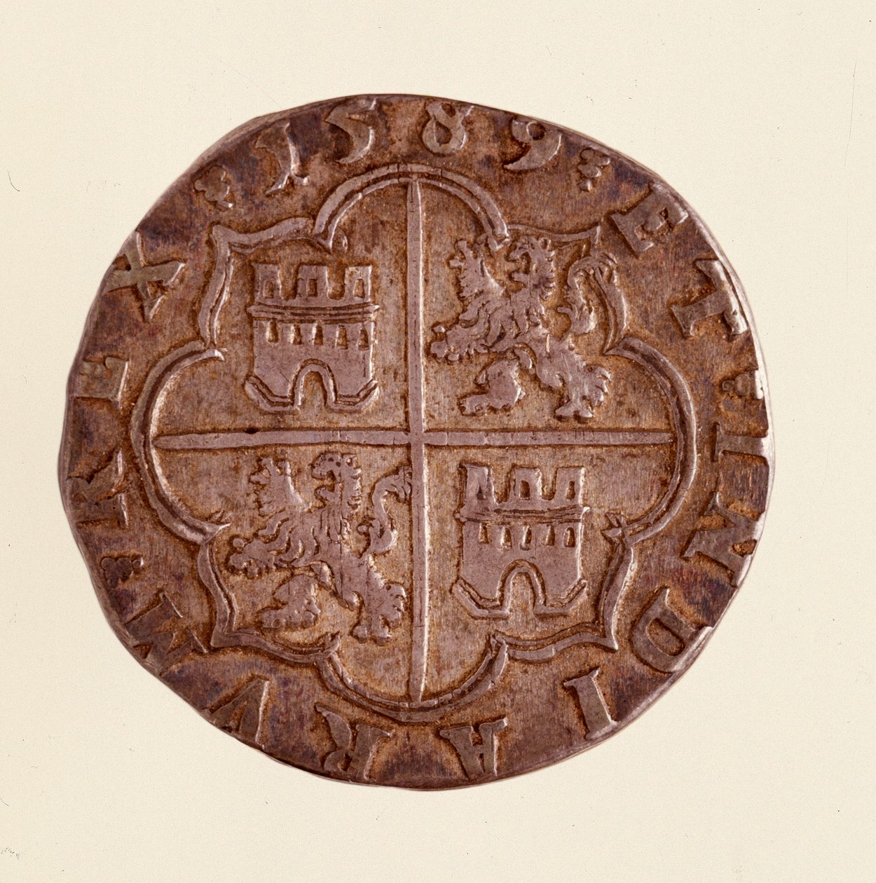 Sølvmynt (8 realer) fra Spania: regjering av Filip (Filippo eller Philippe) II (1556-1598). 1589 Diam. 3,5 cm Napoli, museo archeologico av Spanish School