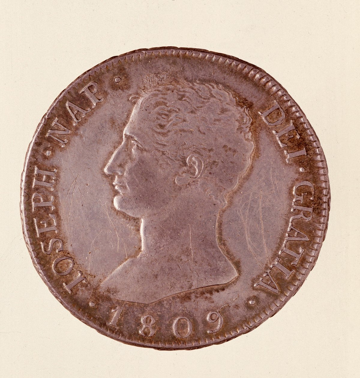 Sølvmynt (douro eller piastra) fra Spania: Joseph Napoleons regjeringstid (1808-1813). 1809 Diam. 4 cm Napoli, museo archeologico av Spanish School
