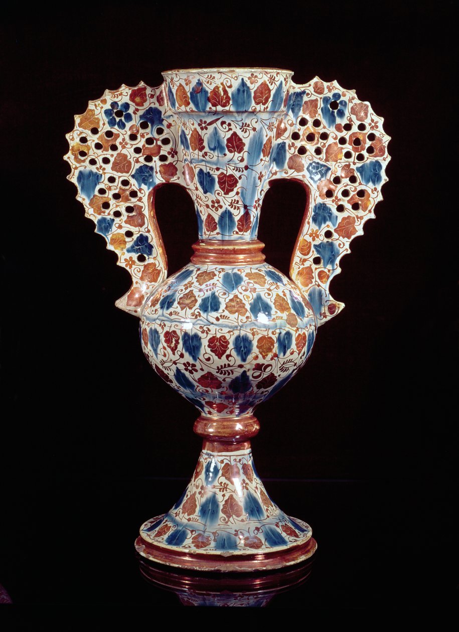 Tinnglasert vase med glansdekor, Hispano-Moresque, Valencia, 3. kvartal av 1400-tallet (keramikk) av Spanish School