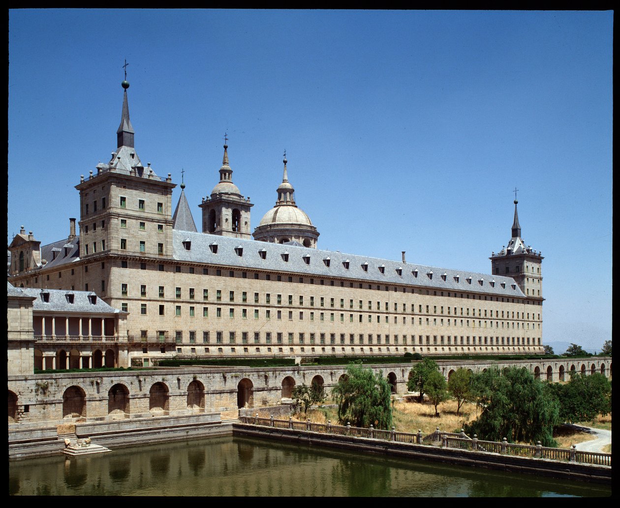 Utsikt over klosteret og Royal Seat av Spanish School