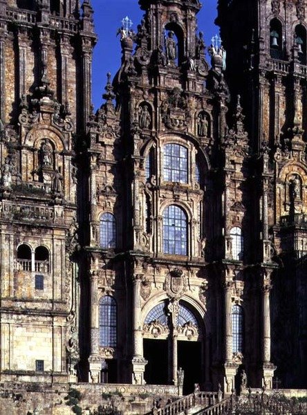 Utsikt over vestfronten (Fachada del Obradoiro) designet av Fernando Casas y Novoa av Spanish School