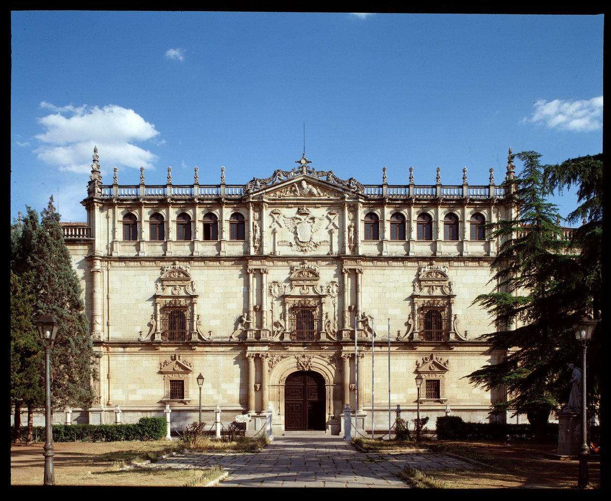 Utsikt over den plateske fasaden til det gamle Alcala-universitetet av Spanish School