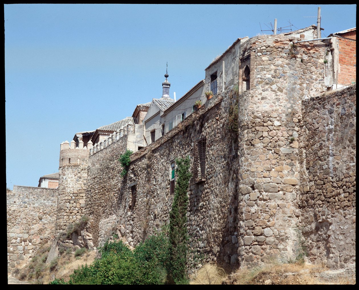 Utsikt over veggene, Toledo Spania (Utsikt over veggene, Toledo) av Spanish School