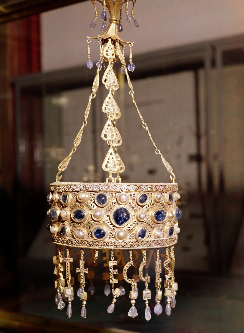 Votivkrone til kong Recesvinth (r.652-72) fra Treasure of Guarrazar, ca. 670 (gull, bergkrystall, perler og safirer) av Spanish School