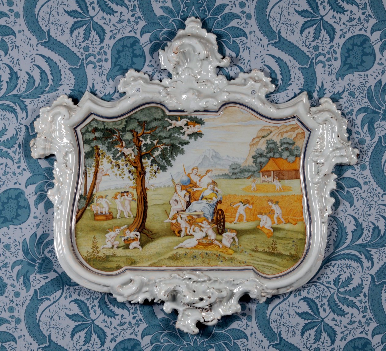 Veggplakett, Alcora Ceramic Factory, ca. 1750 (tinnglasert keramikk) av Spanish School