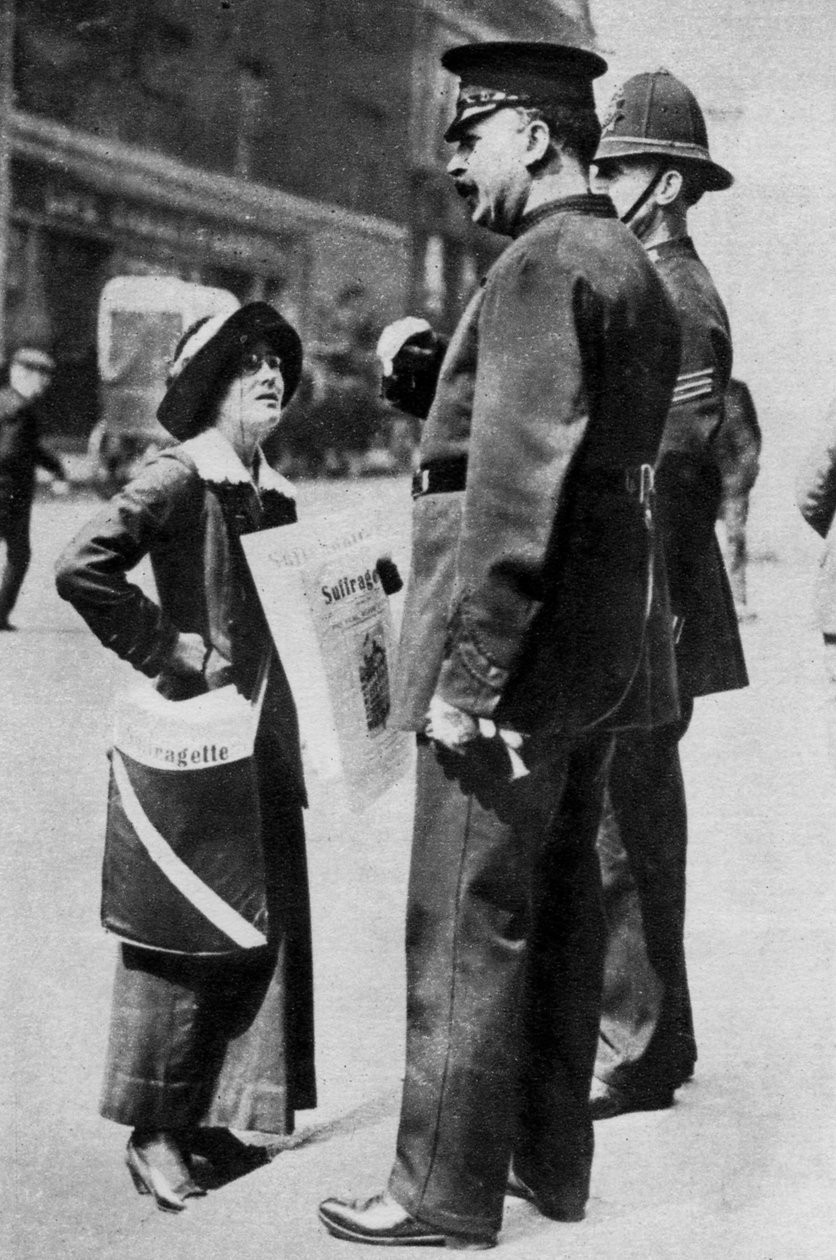 En suffragette som konfronterer to politimenn, 1913 1937. av Sport and General