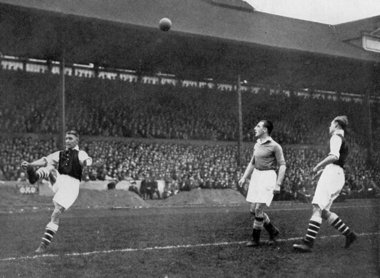 Akrobatikk i en kamp mellom Arsenal og Chelsea på Stamford Bridge, London, c1933-c1938 av Sport and General