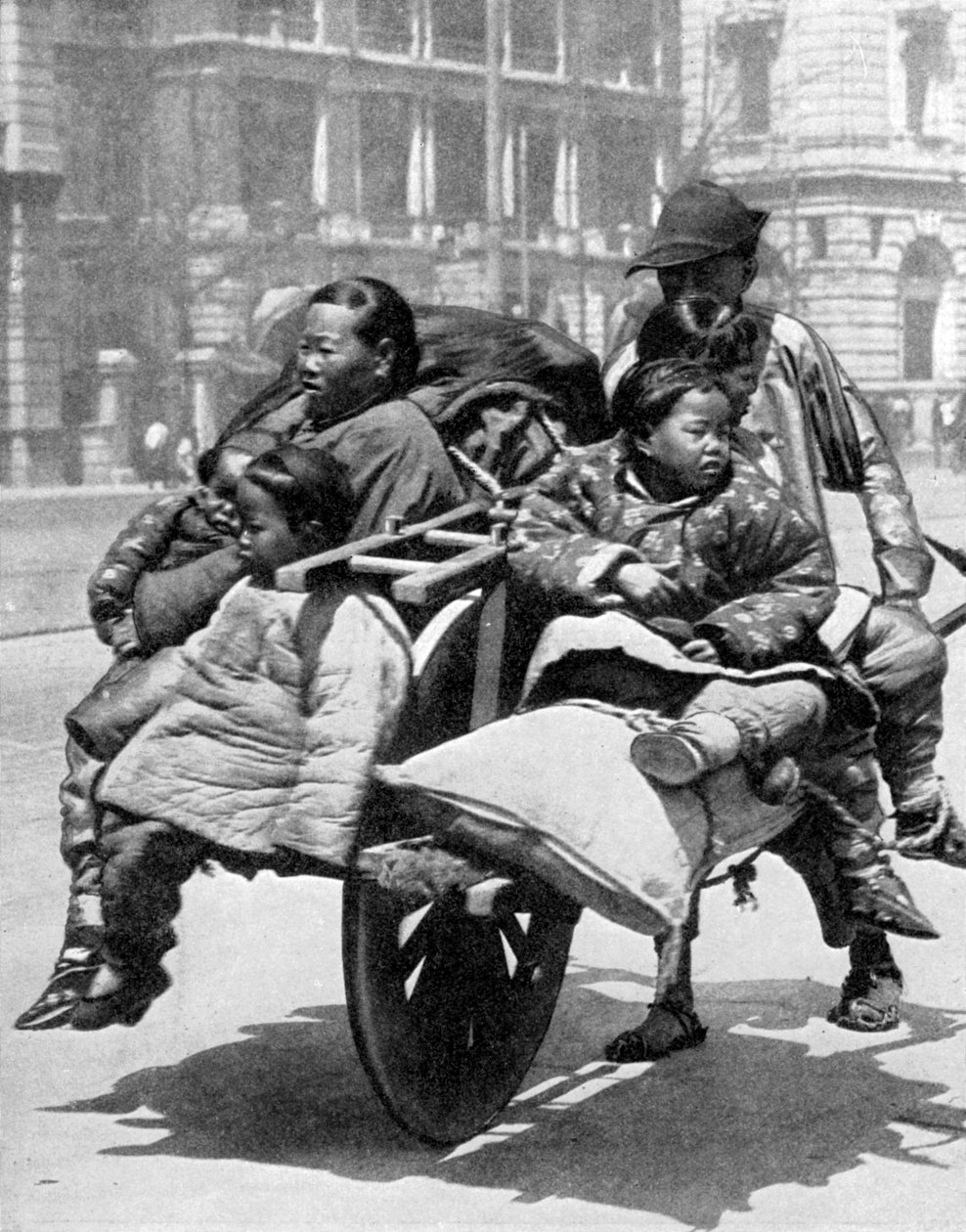 Kinesisk familie på en vogn, 1936. av Sport and General