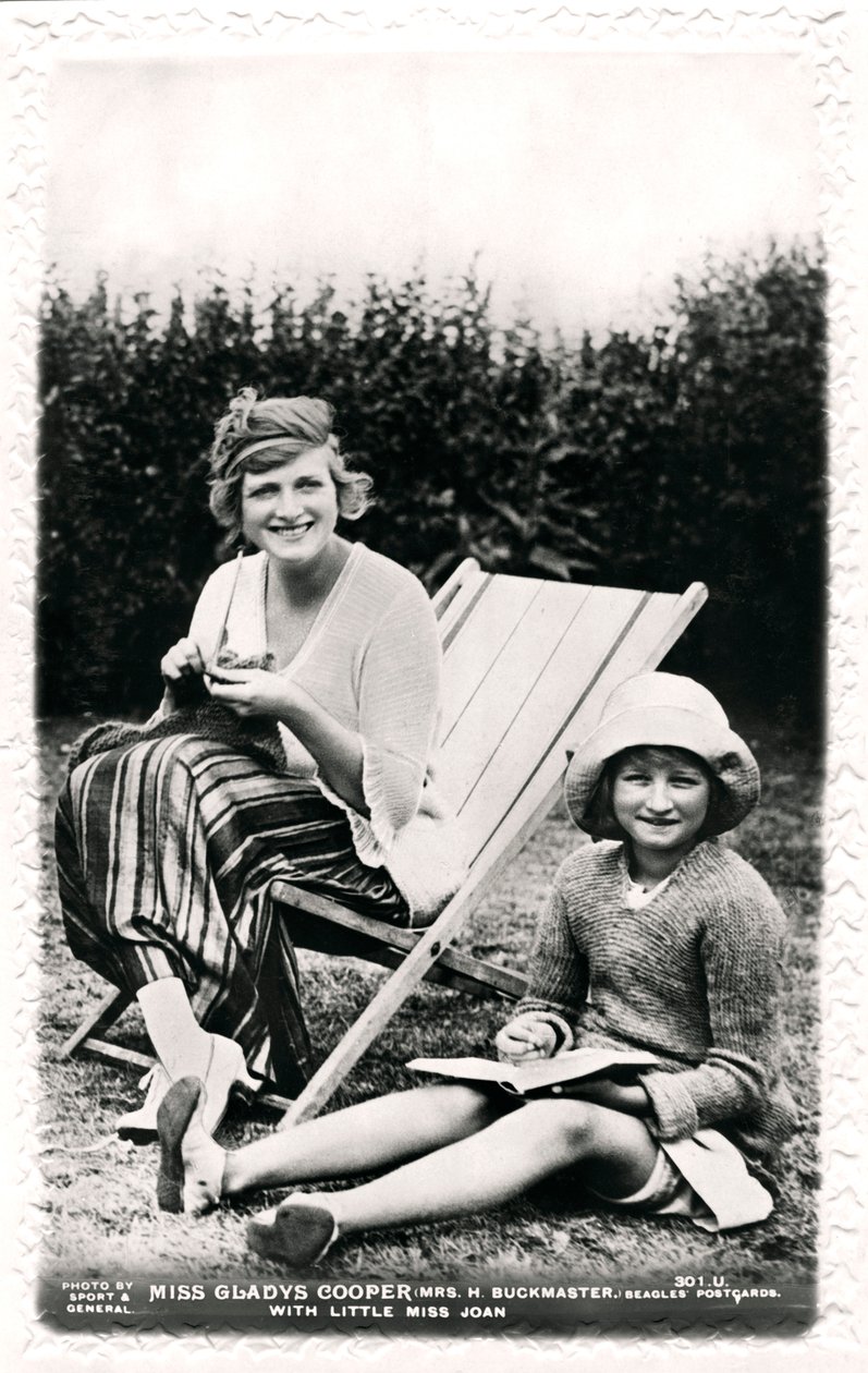Gladys Cooper 1888-1971, engelsk skuespillerinne, med datteren Joan, tidlig på 1900-tallet. av Sport and General