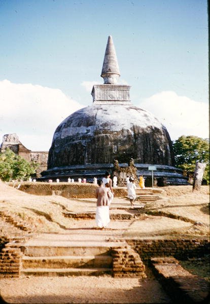 Utsikt over en dagoba (buddhistisk kuppel) av Sri Lankan