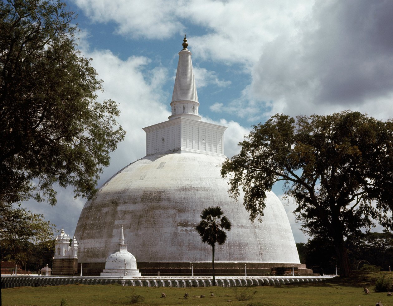 Utsikt over Ruwanwelisaya stupa av Sri Lankan School
