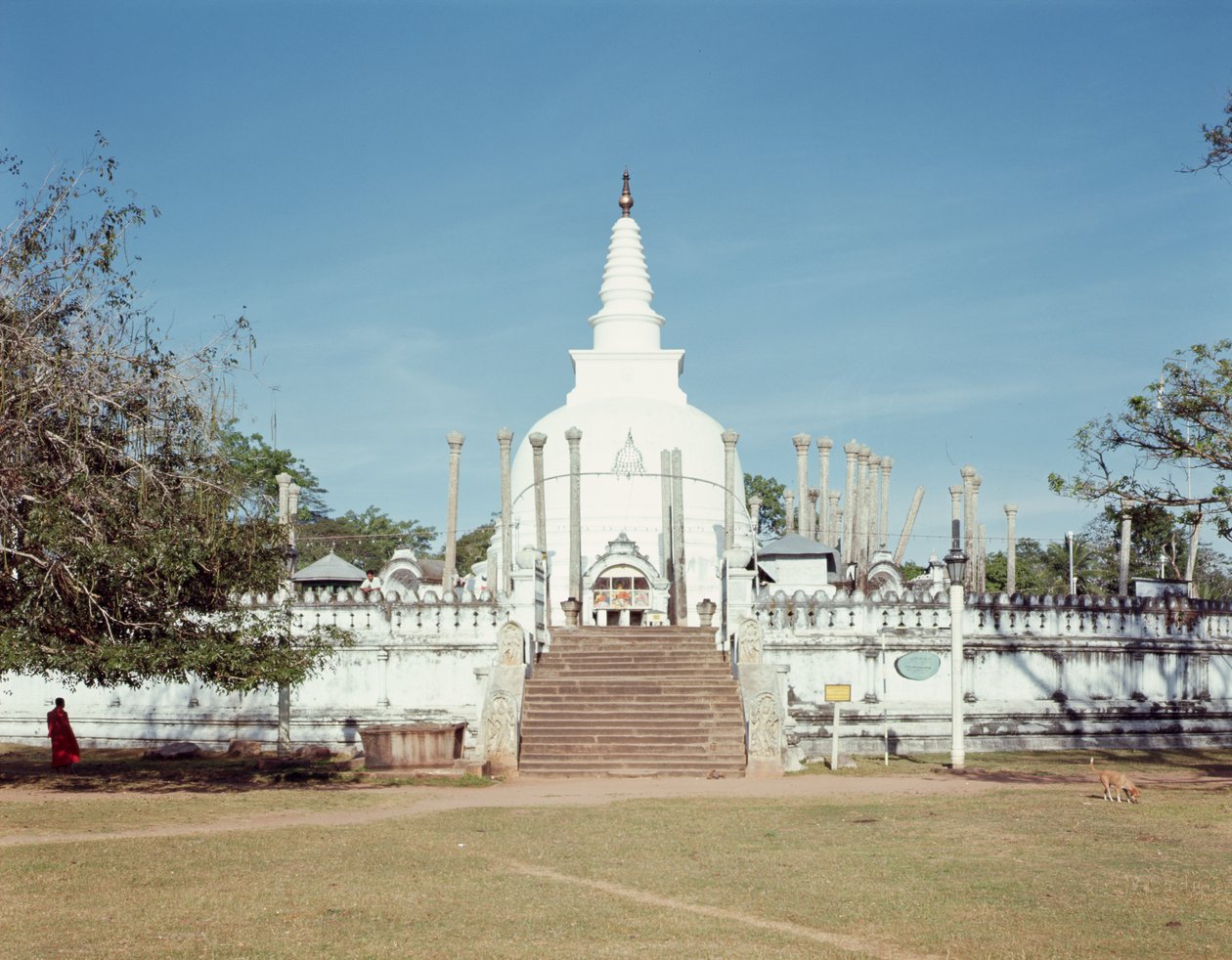Utsikt over Thuparama Dagoba, Ruwanweli Seya av Sri Lankan School