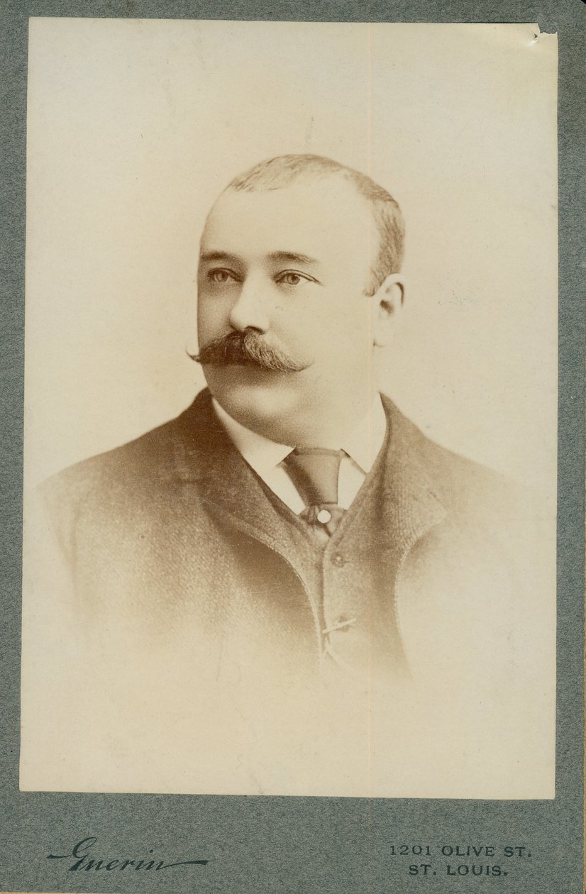 Brystportrett av Clarence F. Newcomb iført dress, vest og slips, med hodet snudd til venstre. av St. Louis F.W. Guerin