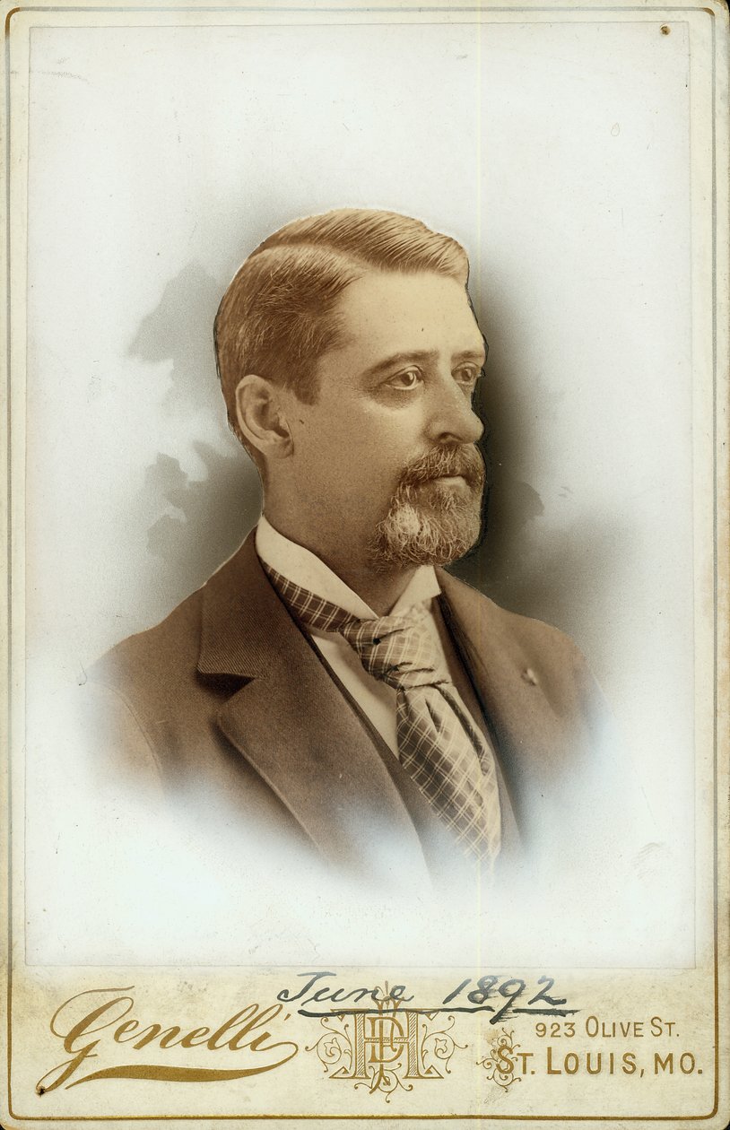 Brystportrett av Charles Guille Warner iført dress og mønstret slips av St. Louis Genelli