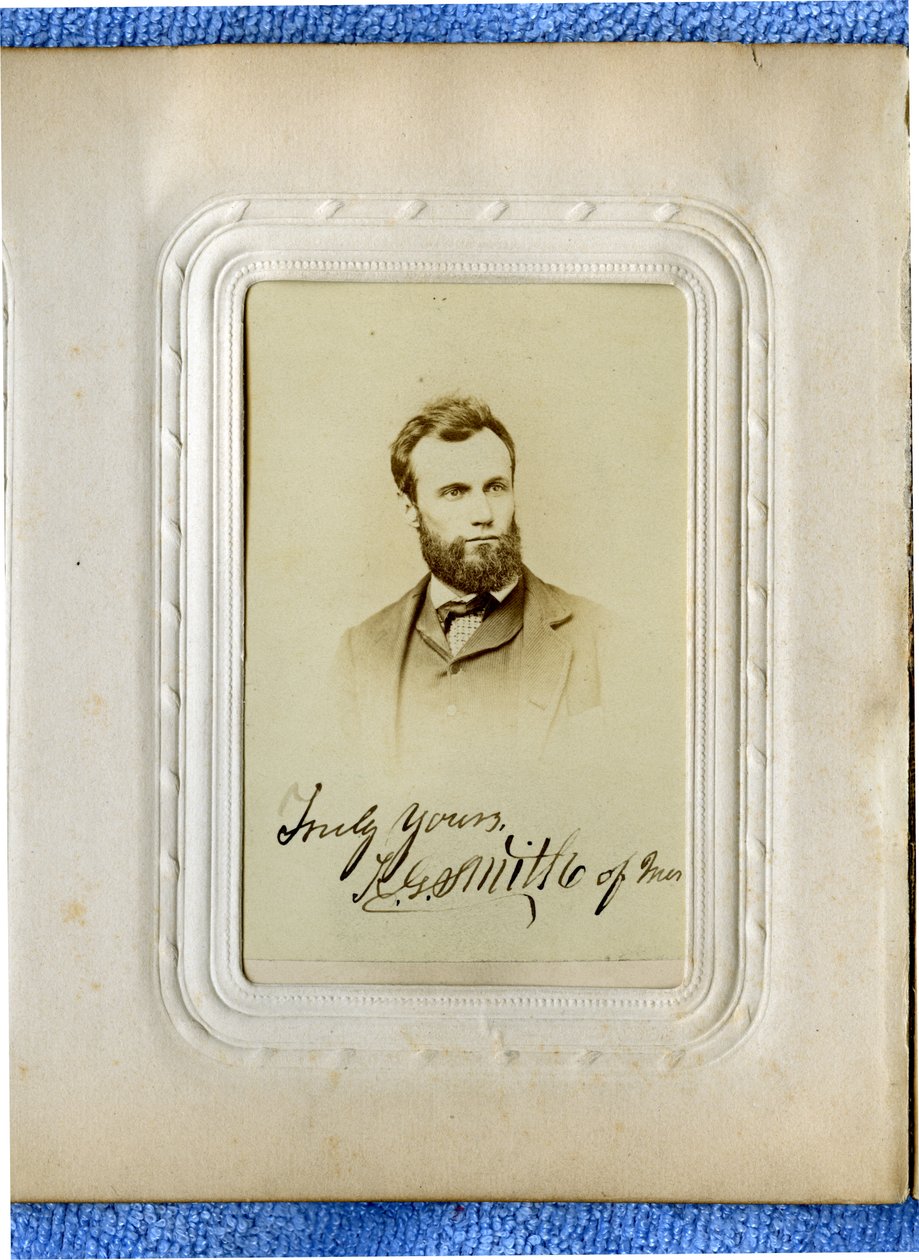 Byste portrett av en skjeggete mann i dress, ser litt til høyre av St. Louis Mansfield Gallery