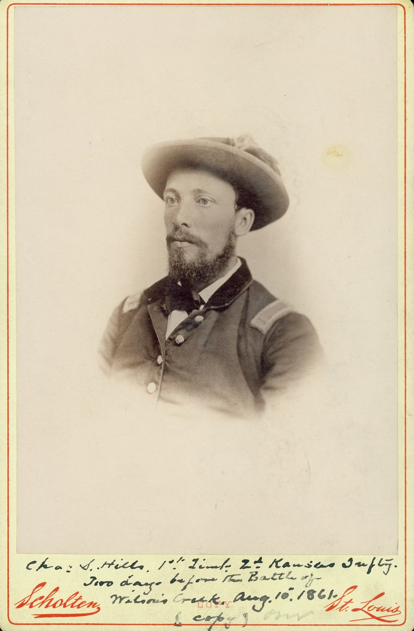 Bystportrett av oberstløytnant Charles S. Hills i uniform og hatt, og svingte til venstre av St. Louis Scholten