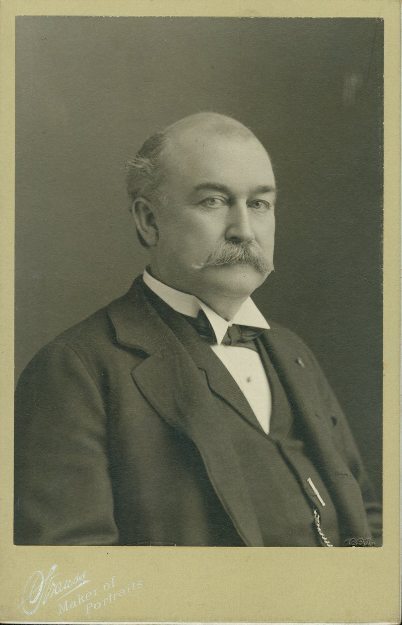 Brystportrett av Horatio D. Wood iført dress, vest og sløyfe og snudde til høyre. av St. Louis Strauss